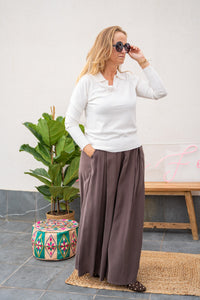 Jersey blanco de punto fino con cuello polo y escote pico combinado con pantalón fluido, look relajado de AnnFou
