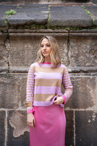 Detalle del jersey de punto en tonos camel y rosa, con puños en contraste rosa neón