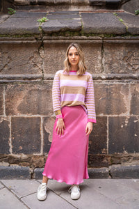 Jersey de rayas en rosa chicle y camel, combinado con falda satinada rosa y deportivas