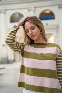 Jersey de punto fino en rayas rosa y verde oliva, con contraste de dirección en mangas