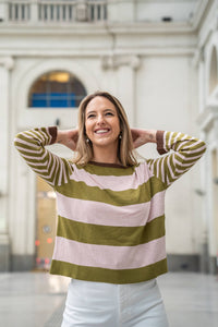 Jersey de rayas anchas en rosa palo y verde oliva, diseño relajado con cuello redondo
