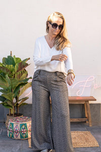 Pantalón ancho texturizado con caída fluida, corte recto y cintura elástica