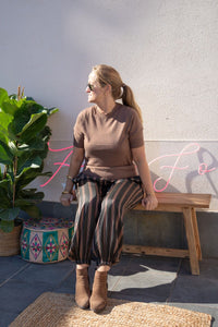 Pantalón bombacho de raso con rayas verticales en verde botella, estilo fluido y urbano de AnnFo