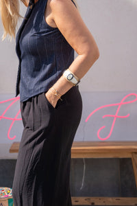 Pantalón fluido negro con pinzas, corte recto y tejido ligero, ideal para un look elegante y relajado
