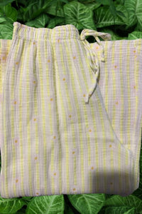 Detalle del pantalón Margarita con rayas amarillo neón, tejido de algodón ligero con textura suave AnnFou

