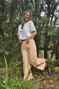 Vista lateral del pantalón Margarita de rayas naranja neón, corte fluido con movimiento y estilo fresco AnnFou