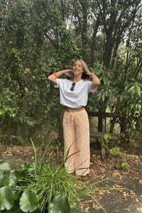 Pantalón Margarita de rayas naranja neón en look relajado, estilo veraniego y cómodo firmado por AnnFou