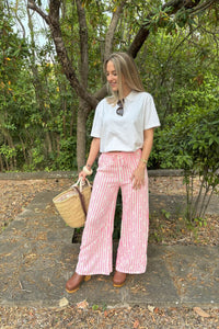 Vista lateral del pantalón Margarita con rayas rosa neón, corte fluido y tejido ligero de verano AnnFou