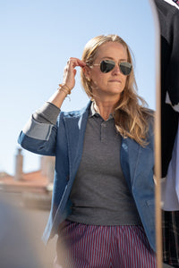 Vista superior del pantalón pijamero de rayas con cintura elástica, combinado con polo gris y americana denim