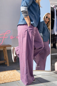 Pantalón pijamero de rayas verticales, corte ancho y fluido, estilo relajado con americana denim AnnFou