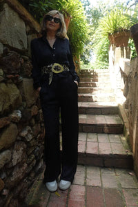 Pantalón satinado negro de tiro alto con pernera ancha, estilo elegante y fluido

