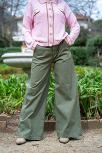 Detalle lateral del pantalón verde oliva con costuras marcadas y tejido de algodón suave