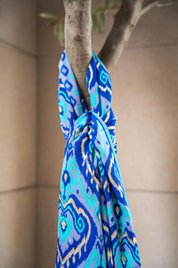Pañuelo estampado azul y turquesa con patrón étnico, textura suave y diseño bohemio de AnnFou