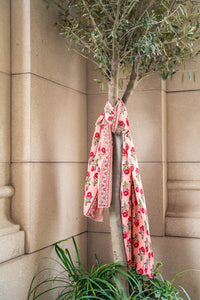 Pañuelo rosado con estampado floral bohemio, textura suave y caída ligera, diseño artesanal de AnnFou
