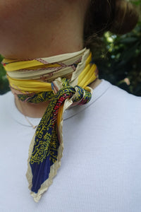 Pañuelo plisado amarillo con estampado navy anudado al cuello, accesorio elegante de estilo retro de AnnFou