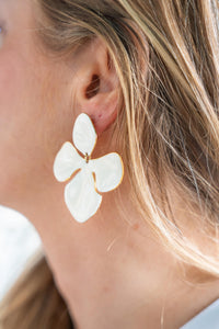 Pendiente de flor esmaltada en blanco con bordes dorados, estilo elegante y veraniego