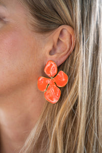 Pendiente grande con forma de flor esmaltada en color naranja coral, diseño llamativo y femenino