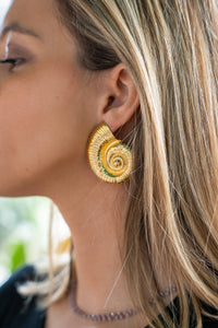 Pendientes dorados con forma de caracola marina, diseño texturizado y elegante, estilo veraniego