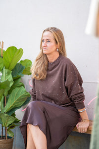 Sudadera marrón de algodón y elastán con detalle de brillantes, estilo relajado y cómodo