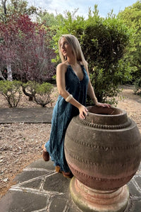 Vestido largo Bali en azul petróleo con escote halter, estilo bohemio y fluido, modelo en exterior natural