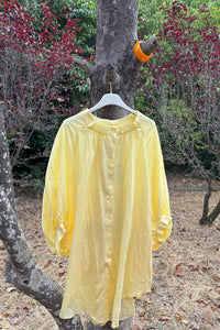 Vestido camisero amarillo pastel de algodón 100% con mangas abullonadas y cuello fruncido, estilo fresco y relajado