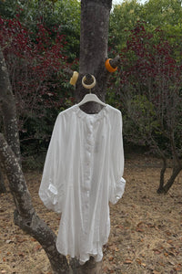 Vestido camisero blanco de algodón 100% con mangas abullonadas y cuello fruncido, estilo fresco y relajado