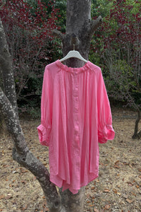 Vestido camisero rosa fucsia de algodón 100% con mangas abullonadas y cuello fruncido, estilo fresco y relajado