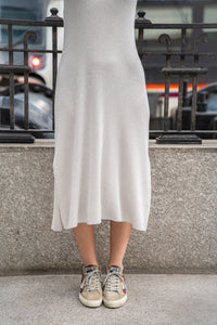 Parte inferior del vestido blanco roto de tirantes en lurex, textura brillante y corte midi