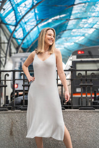 Vestido de tirantes blanco roto en lurex con escote en pico y abertura lateral