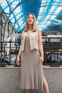 Vestido dorado en lurex con tirantes y chaleco bordado, estilo bohemio urbano